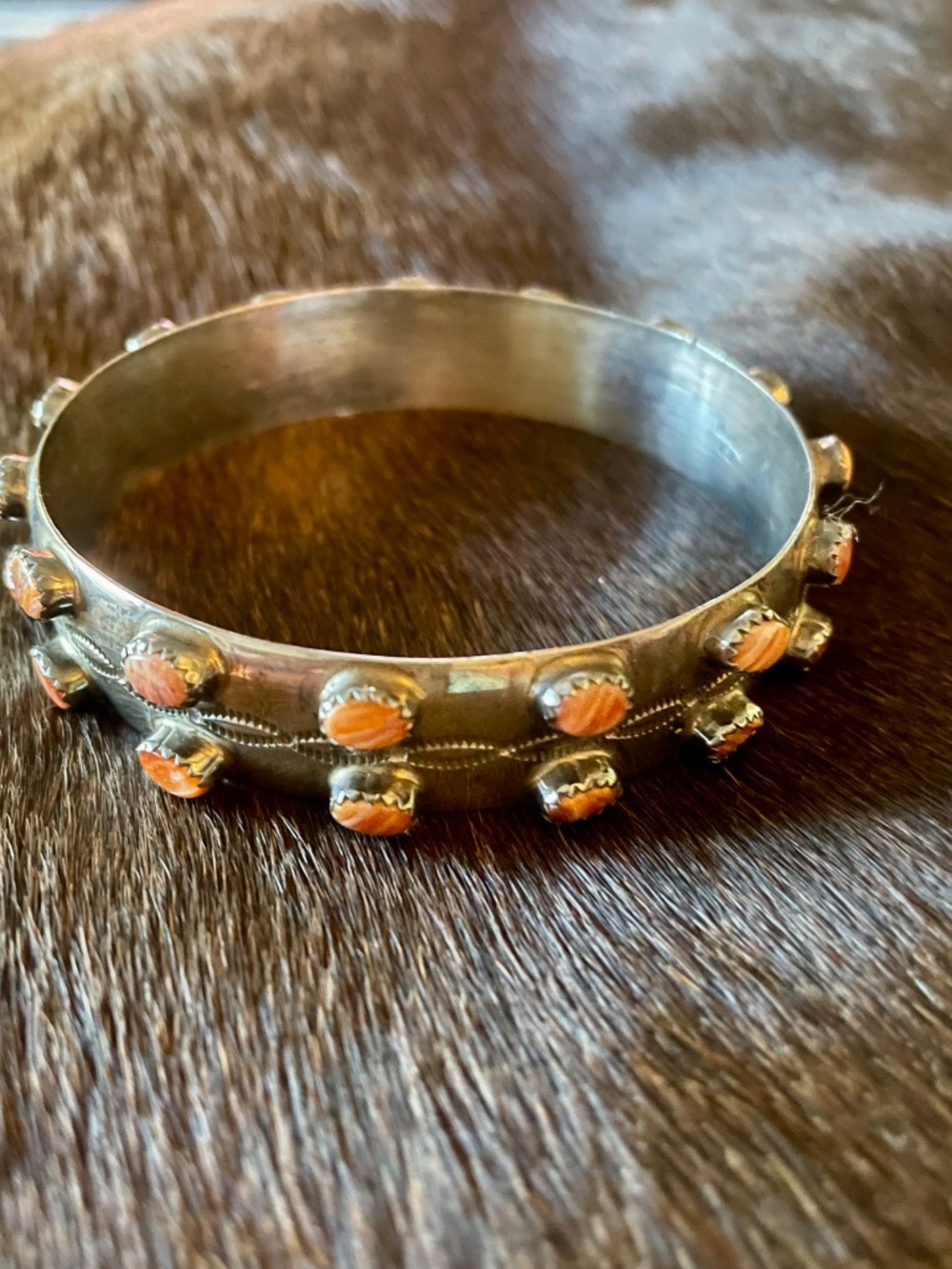 Vintage Native American Sterling Silver Double Row Spiny Oyster Bangle Bracelet - Picture 2 of 6
